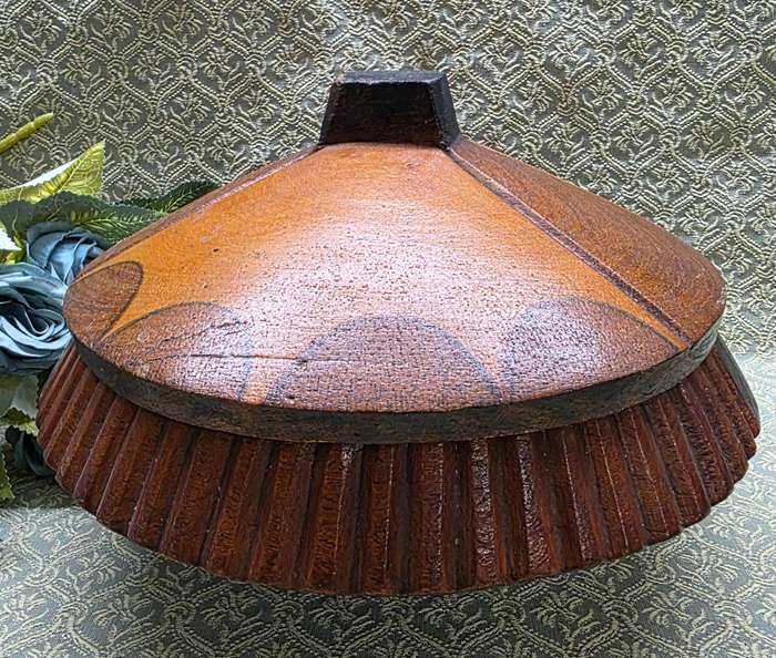 Wooden bowl with lid