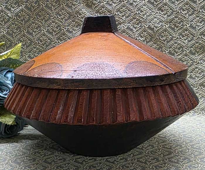 Wooden bowl with lid