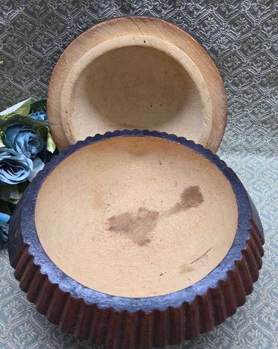 Wooden bowl with lid