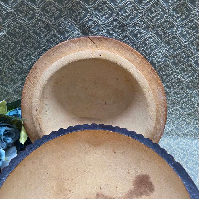 Wooden bowl with lid