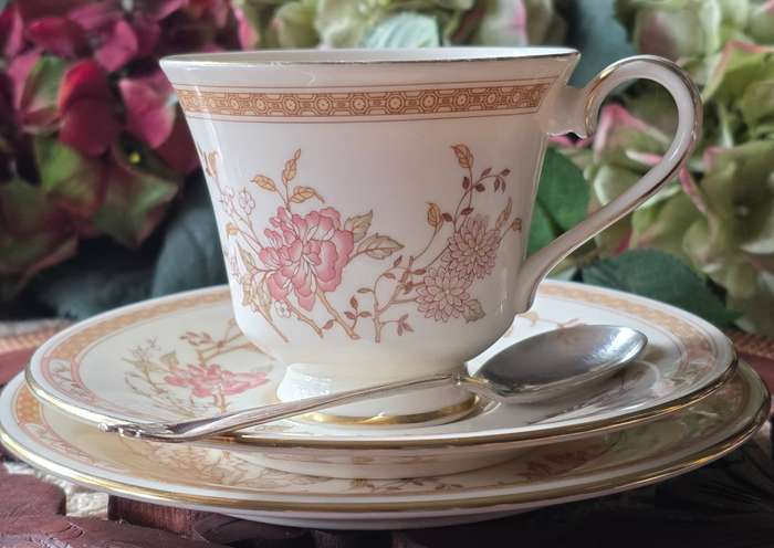 Royal Doulton Lisette H5082  The Romance Collection (1981) Tri-Set | 02 |