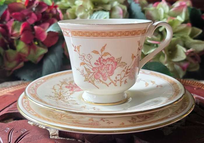 Royal Doulton Lisette H5082  The Romance Collection (1981) Tri-Set | 02 |