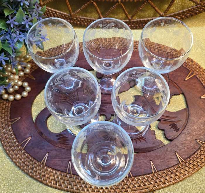 Attractive 19th century in acid-etched 6 Sherry Glasses