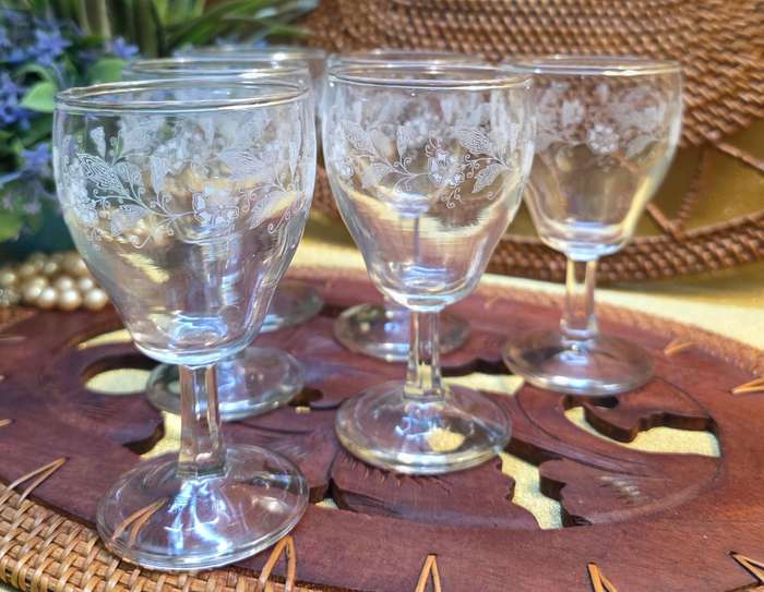 Attractive 19th century in acid-etched 6 Sherry Glasses