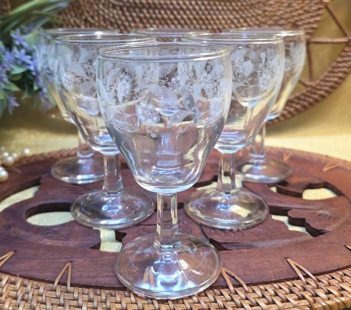 Attractive 19th century in acid-etched 6 Sherry Glasses