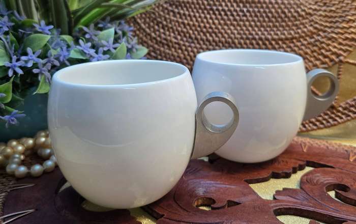SET OF WHITE COFFEE MAGPPIE MUGS