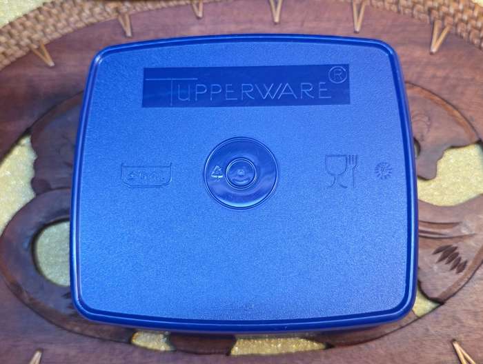TUPPERWARE LUNCH BOX