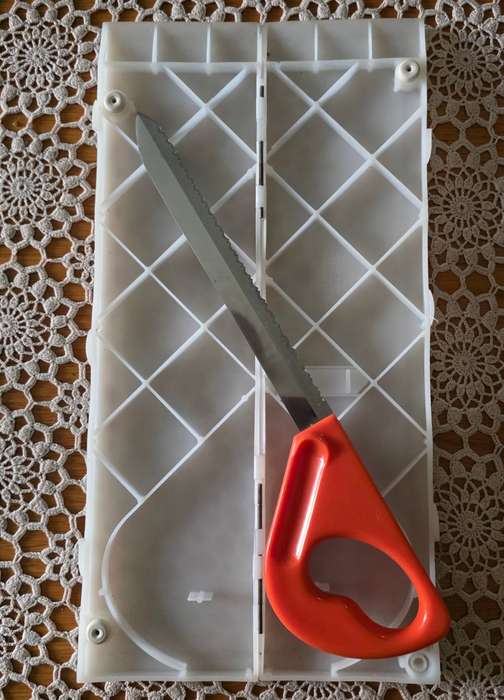 VINTAGE POPEIL BROTHERS, INC. CUTTING BOARD ORANGE HANDLE BREAD