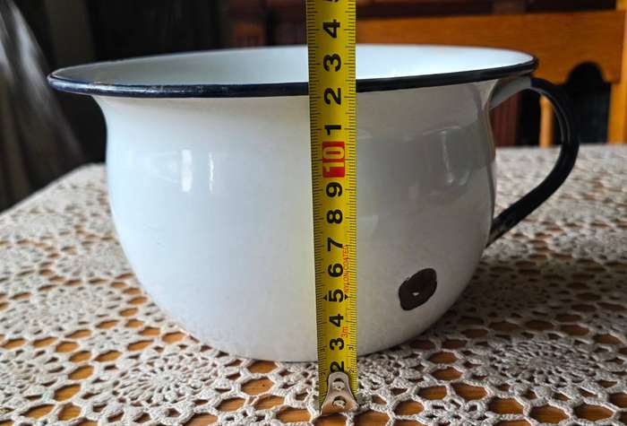 VINTAGE ENAMEL CHAMBER POT