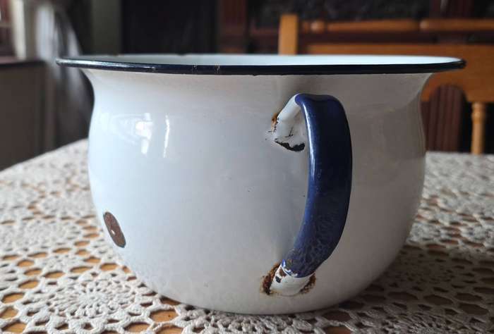 VINTAGE ENAMEL CHAMBER POT