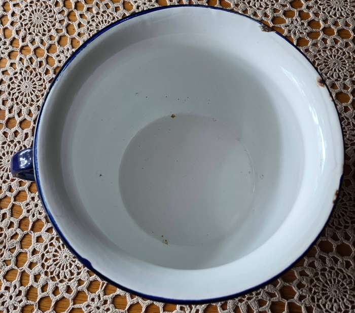 VINTAGE ENAMEL CHAMBER POT
