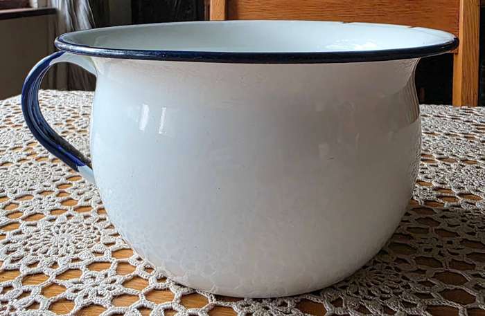 VINTAGE ENAMEL CHAMBER POT