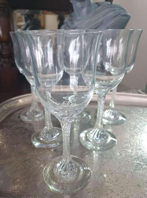 6 Beautiful Stemmed Wine Glasses (SET 1)