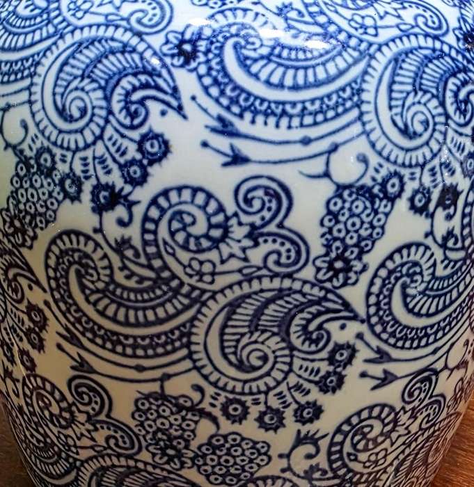 Blue & White Oriental Jar with Lid | Like New | size 14 x 17 cm High |