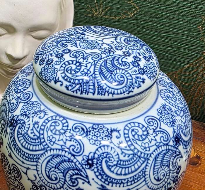 Blue & White Oriental Jar with Lid | Like New | size 14 x 17 cm High |