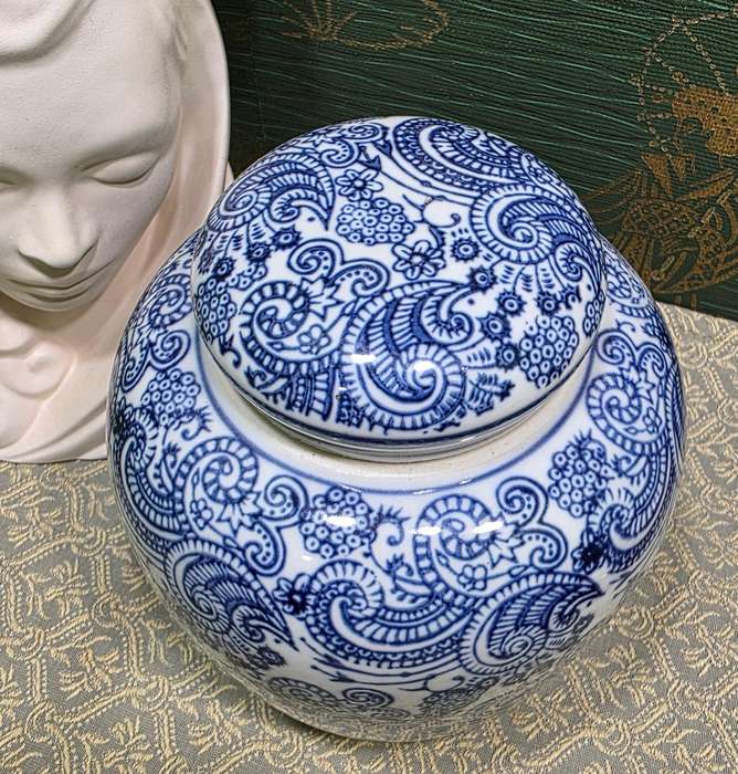 Blue & White Oriental Jar with Lid | Like New | size 14 x 17 cm High |