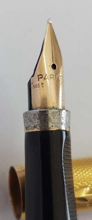 Rare vintage Parker 75 Grain D'Orge gold plated fountain pen with 14ct gold nib Value R2500