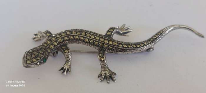 Spectacular vintage sterling silver marcasite lizzard brooch 9.9g