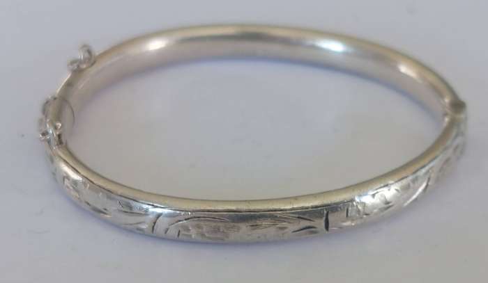 Amazing vintage sterling silver childs clip bangle 6.3g