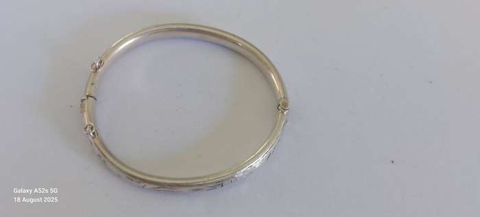Amazing vintage sterling silver childs clip bangle 6.3g