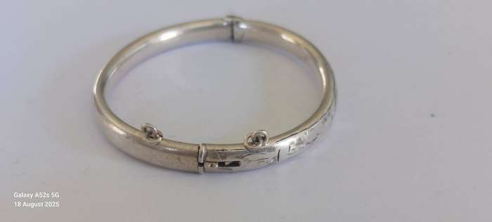 Amazing vintage sterling silver childs clip bangle 6.3g