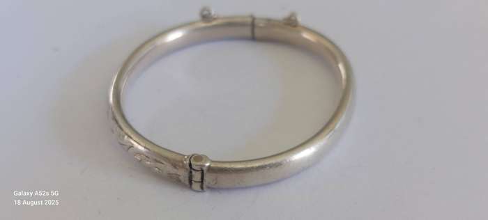 Amazing vintage sterling silver childs clip bangle 6.3g