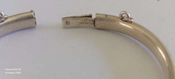 Amazing vintage sterling silver childs clip bangle 6.3g