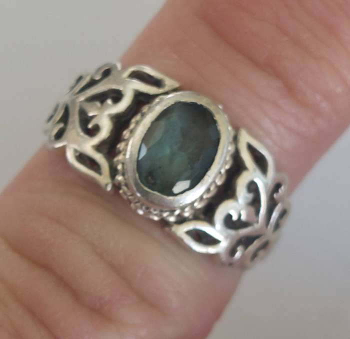 Beautiful vintage sterling silver blue Topaz ring 4.0g