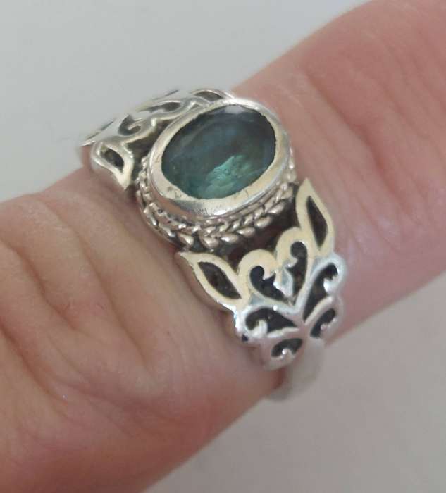 Beautiful vintage sterling silver blue Topaz ring 4.0g