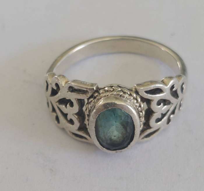Beautiful vintage sterling silver blue Topaz ring 4.0g