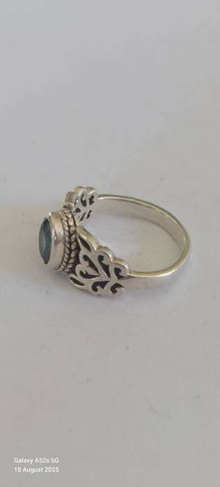 Beautiful vintage sterling silver blue Topaz ring 4.0g