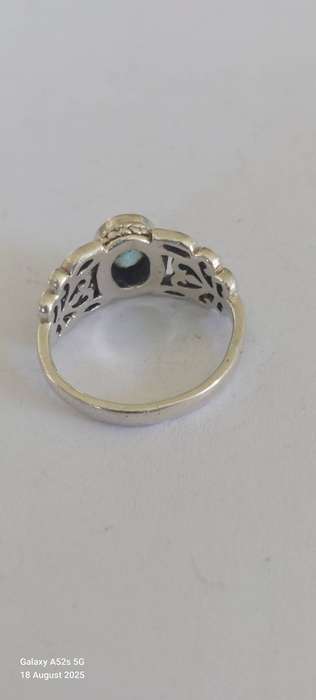 Beautiful vintage sterling silver blue Topaz ring 4.0g