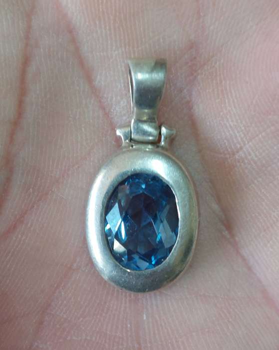 Stunning vintage sterling silver blue Topaz pendant 5.4g