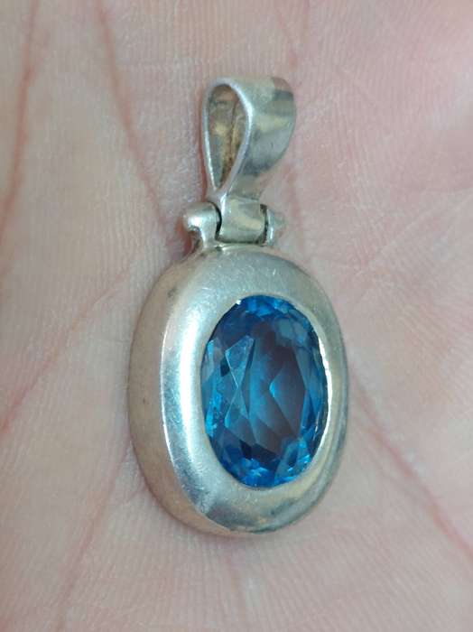 Stunning vintage sterling silver blue Topaz pendant 5.4g