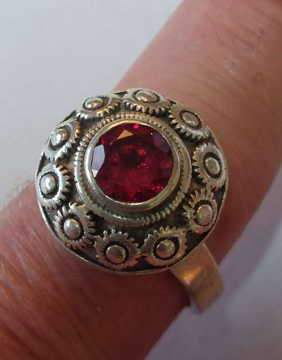 Magnificent vintage sterling silver ruby ring 9.4g