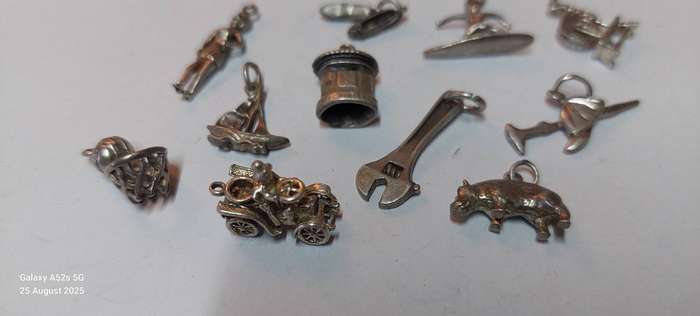 Collection of 10 vintage sterling silver charms 20g