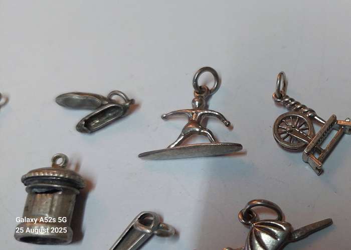 Collection of 10 vintage sterling silver charms 20g