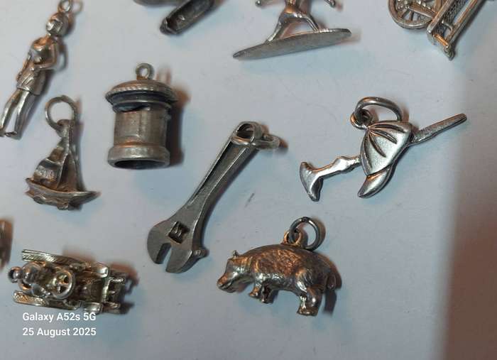 Collection of 10 vintage sterling silver charms 20g