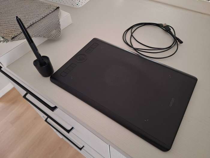Wacom Intuos Pro Medium drawing tablet & pen