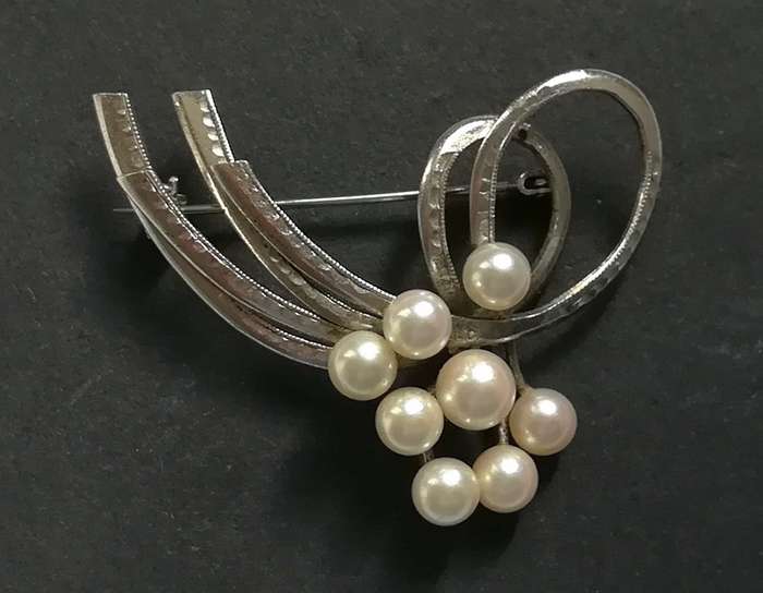 STERLING SILVER + PEARLS BROOCH 40X50MM 8.5 GRAMS