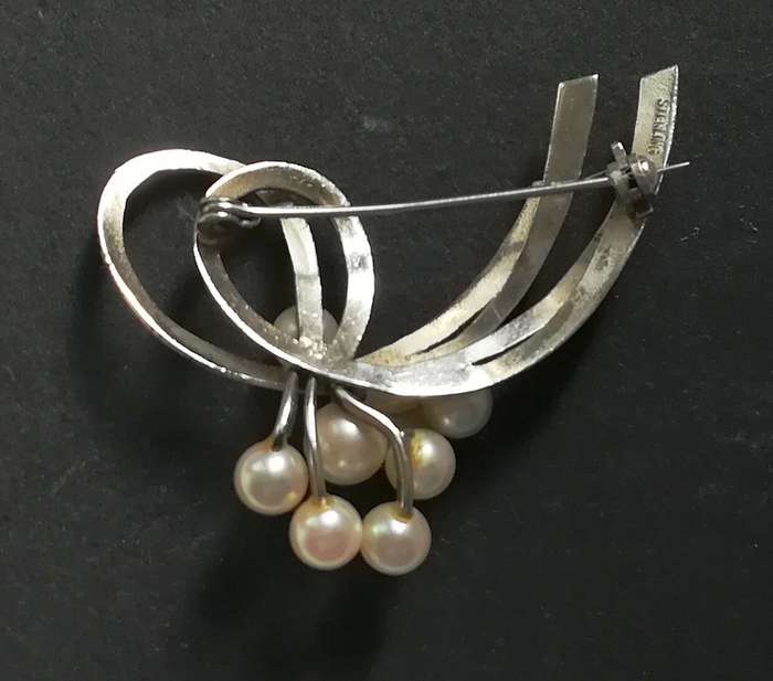 STERLING SILVER + PEARLS BROOCH 40X50MM 8.5 GRAMS