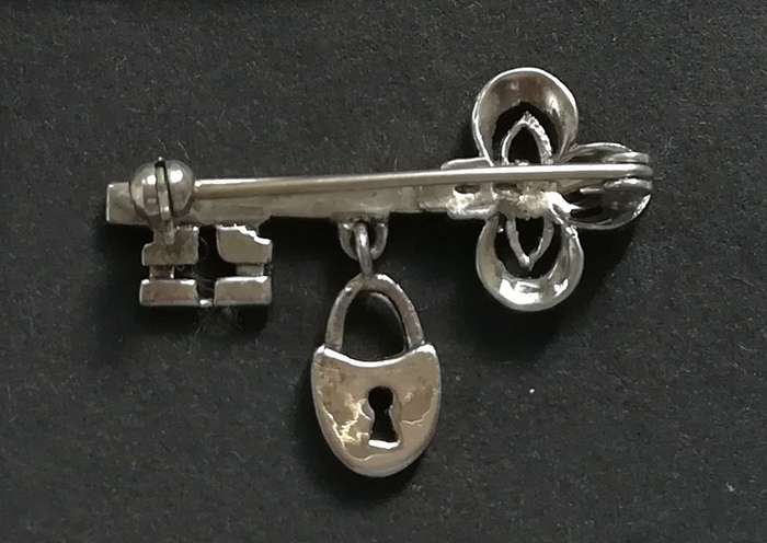STERLING SILVER + MARCASITE KEY + HEART BROOCH  25X35MM