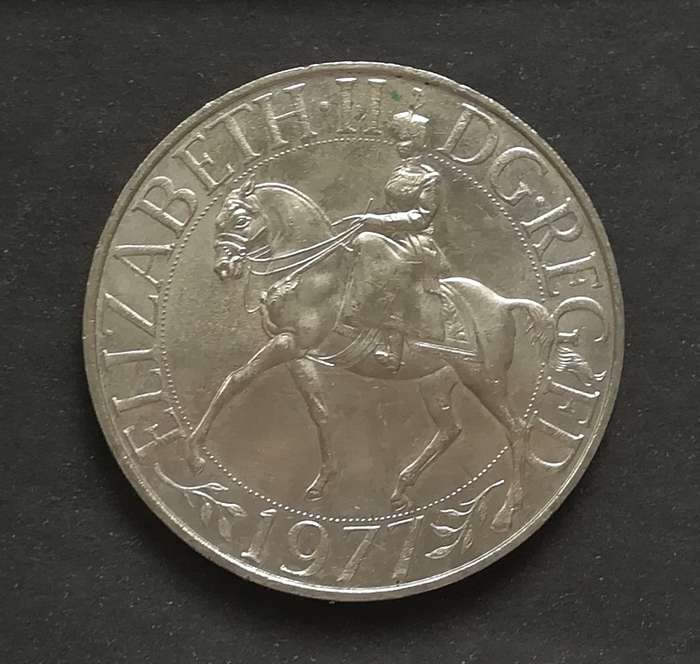 GREAT BRITAIN 1977 JUBILEE CROWN *J + B LTD*