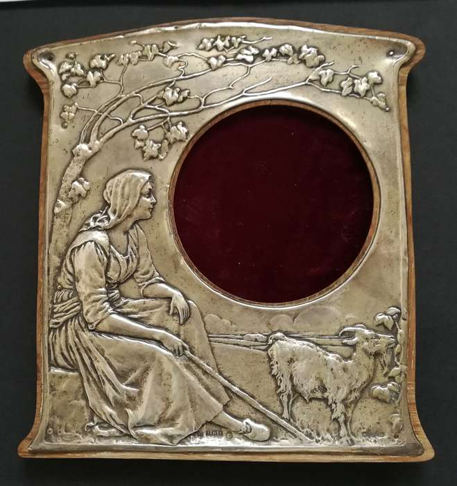 LARGE STERLING SILVER BIRMINGHAM 1905 PHOTO FRAME 175X190MM