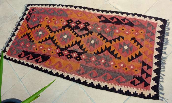 OLD HANDMADE KELIM IN STUNNING CONDITION. 180 X 90 CM