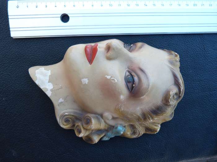 VERY VINTAGE. Wall Plaque. Ladies Face.
