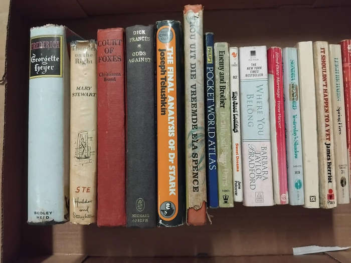 16 X BOOKS AS PER PHOTOS.  R45.00 THE LOT.
