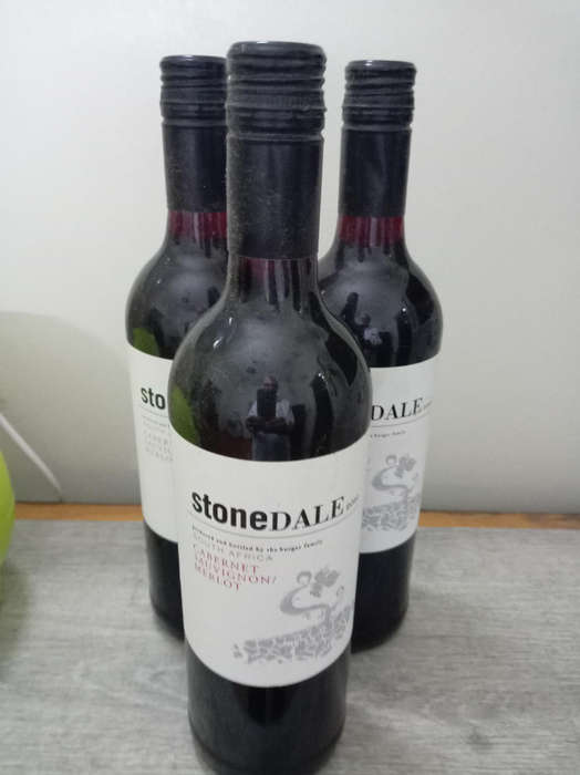 WINE : 5 BOTTLES CABERNET SAUVIGNON / MERLOT. TWO OCEANS AND STONEDALE. 2020 AND 2021.