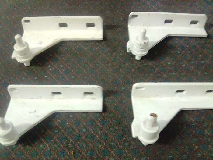 HINGES : CENTRE FRIDGE HINGE. TOP AND BOTTOM DOORS TOTAL IF 20 FOR R35.00