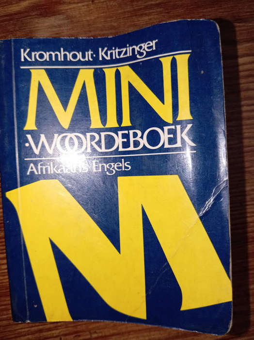 BOOKS : EDUCATIONAL. DICTIONARIES ETC. AS PER PHOTOS.